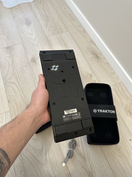 DJ контроллер Traktor Kontrol X1 MK2.
