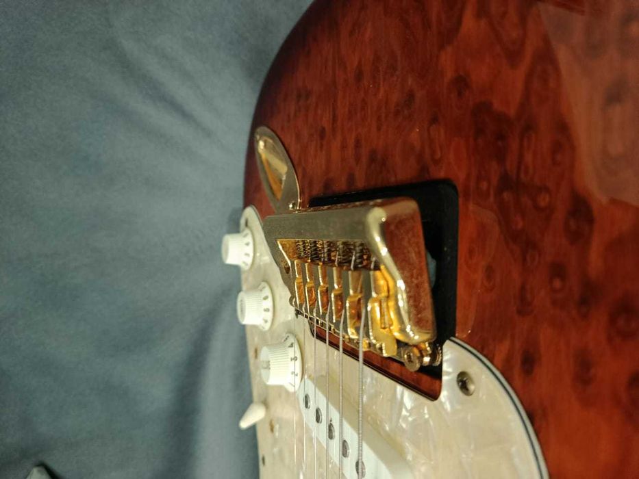 Guitarra Maison Strato Deluxe dos anos 90 1990 Maple Quilted Sunburst