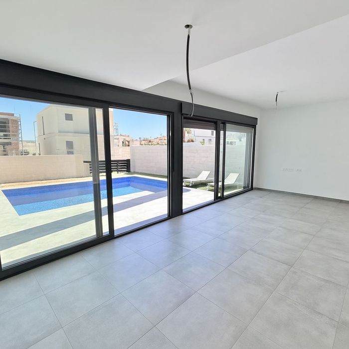 Будинок з власним басейном в Іспанії  — лише 15 хвилин від м.Аліканте