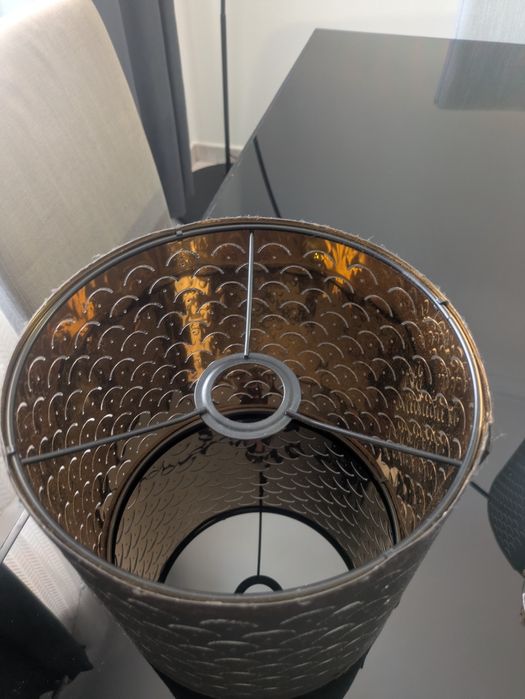 Abajur castanho e dourado