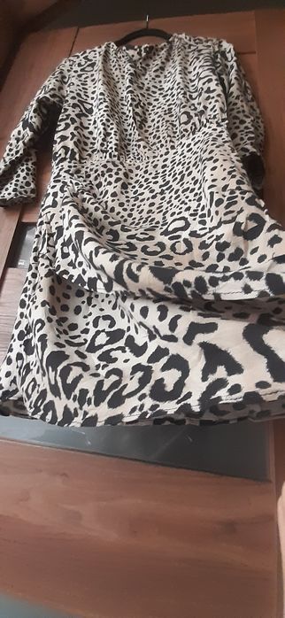 Sukienka w zwierzęcy deseń Zara