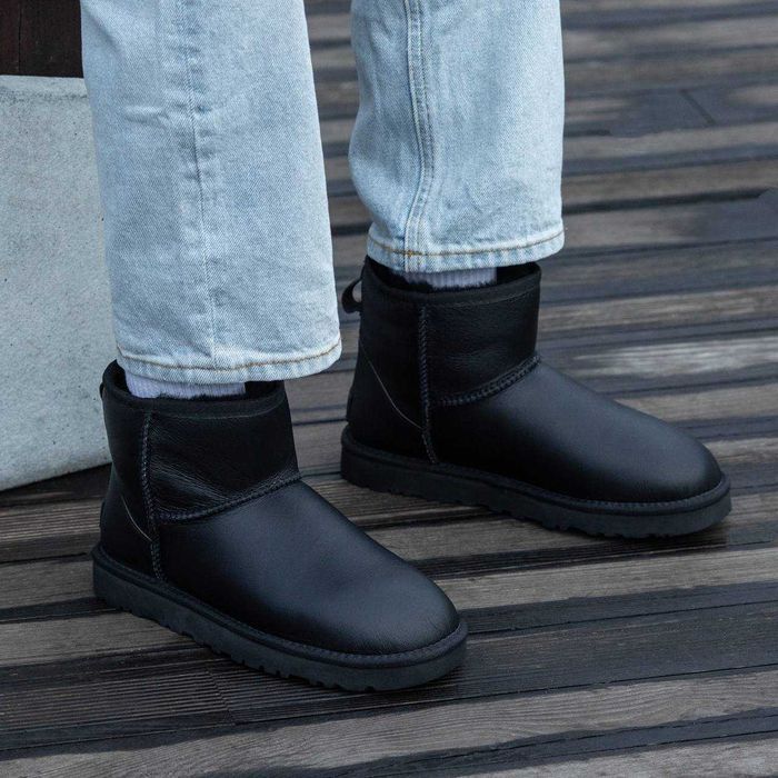Унисекс зимние UGG Classic Mini, черные кожаные угги классик мини уггі