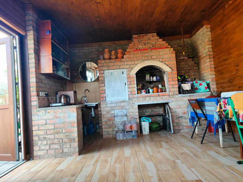 Гарний дачний будинок. Мачухи.