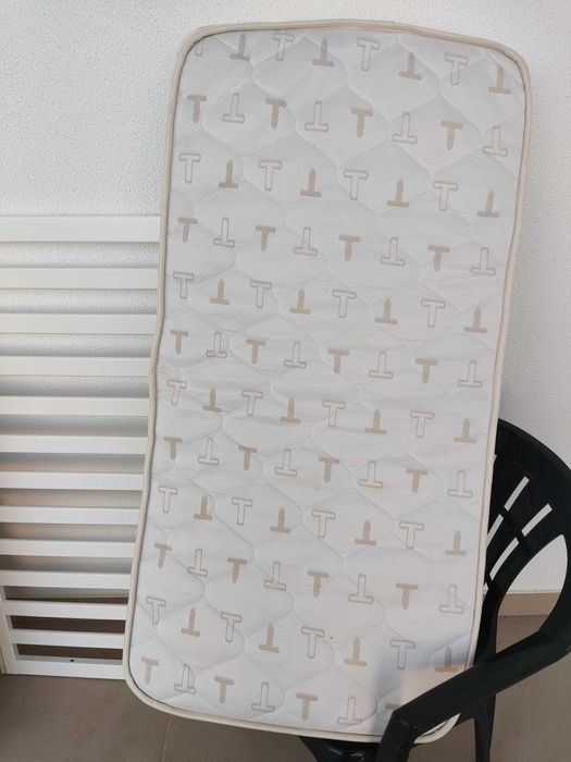 Cama de grades para bébé com colchão 1.20m x 0.6m