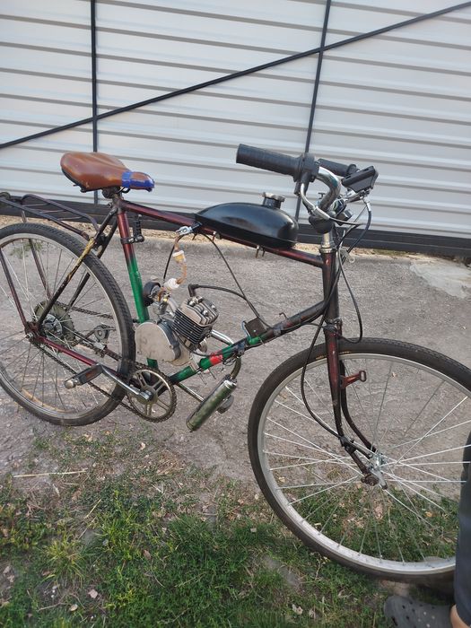 Велосипед з двигуном. Мото велосипед. Дирчик