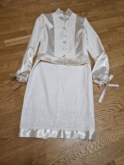 Святковий жіночий костюм