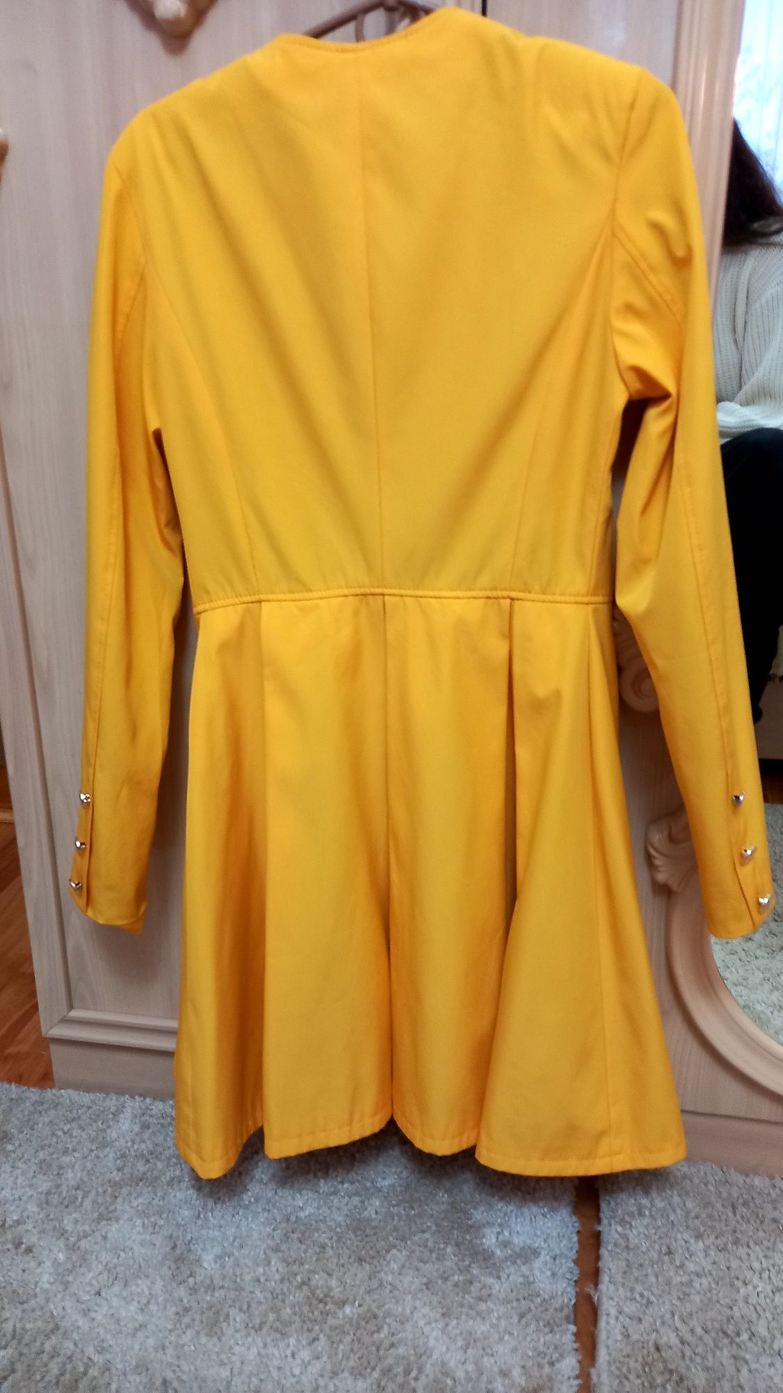 Пальто жіноче демисезонне жовтого кольору з поясом