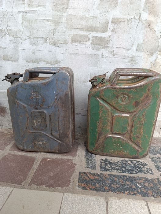 Каністра металева 20 л. Пластикові