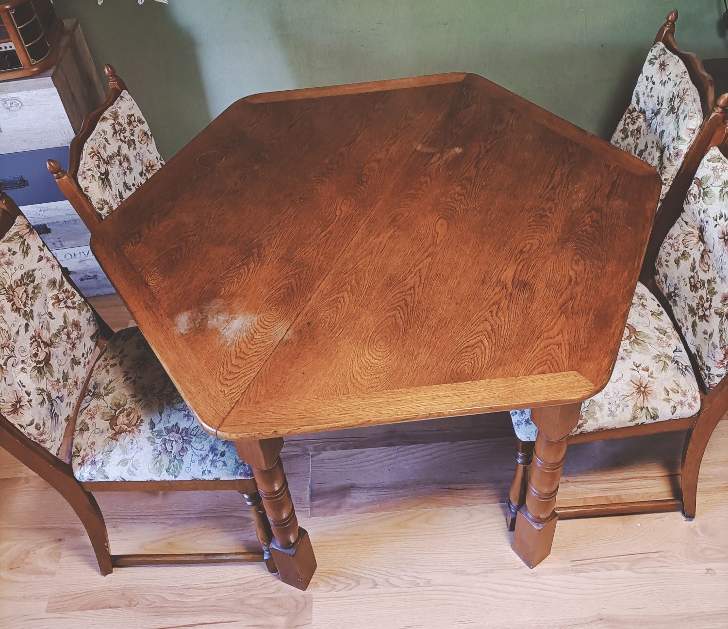 Stół sześciokątny z krzesłami
