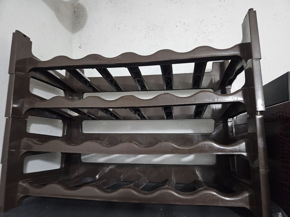 Garrafeira plástico castanha