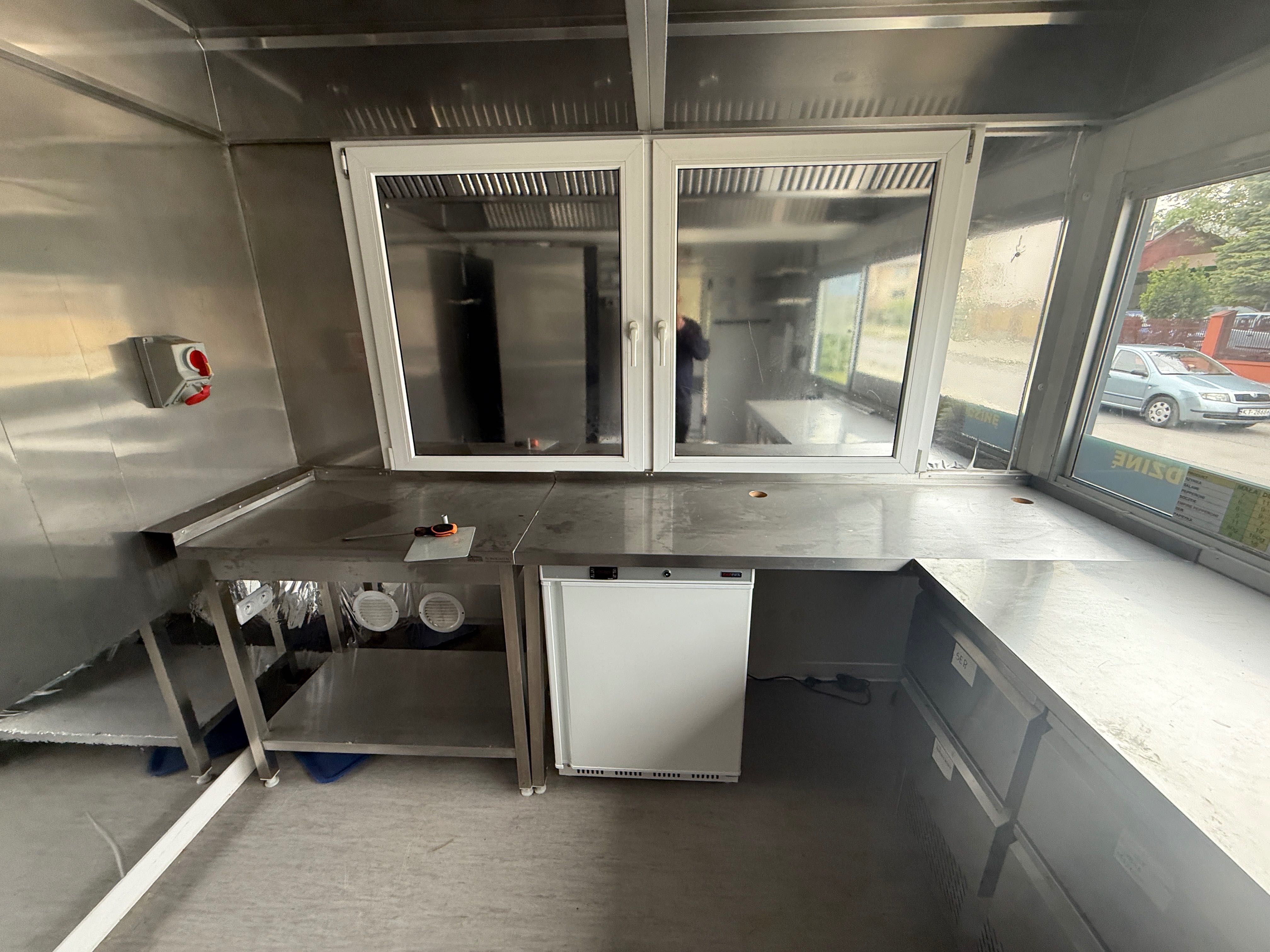 W pełni wyposażony kontener gastronomiczny 6x3m