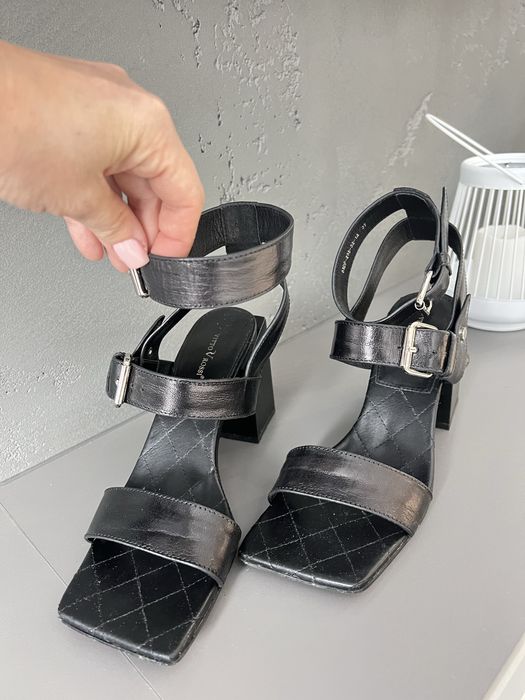 Босоніжки на  стійкому каблуку, Vitto Rossi,pозмір 37,практично нові