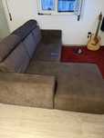 Sofa  estofado em tecido castanho