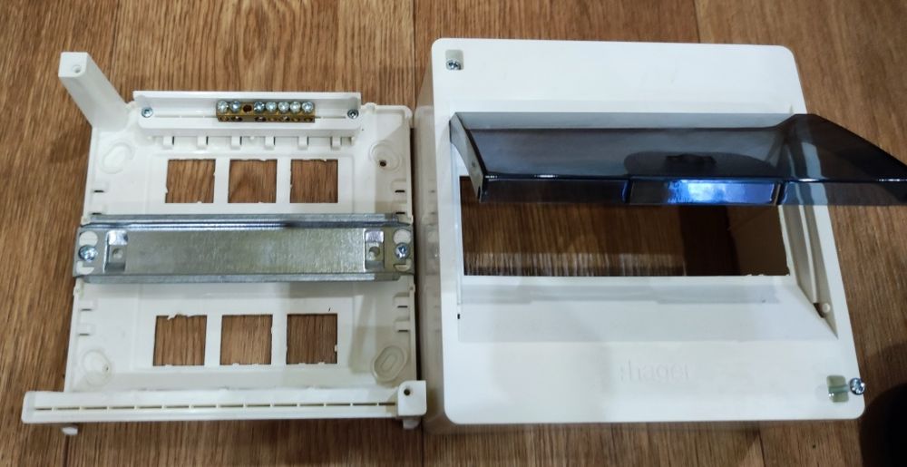 Щит розподільний навісний, накладний Hager Cosmos VD108TD на 8 модулів