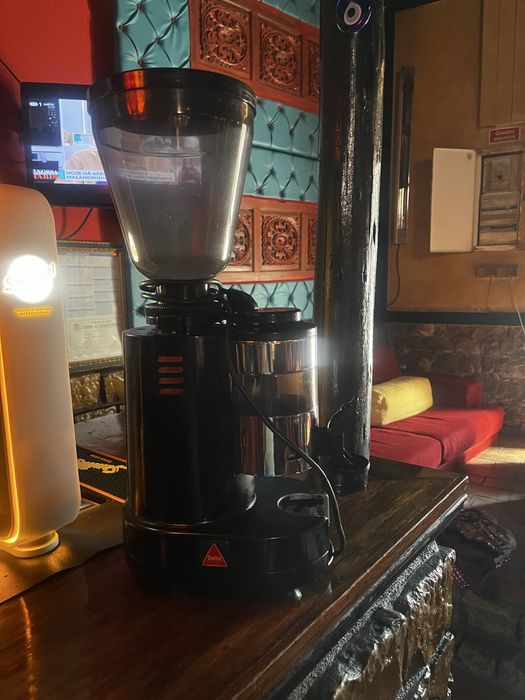 Moinho de cafe em perfeitas condicoes