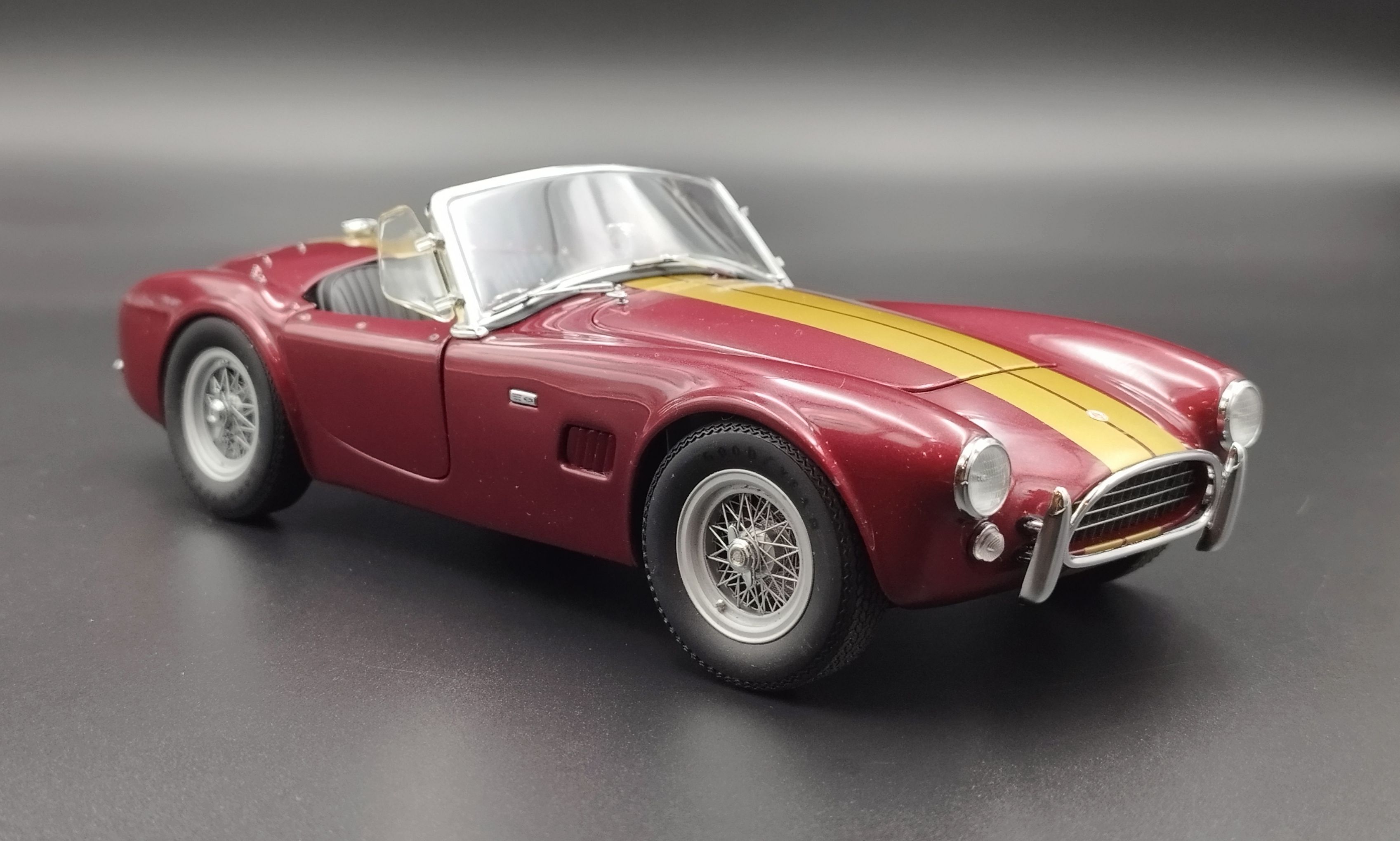 Exoto 1:18 1963 Shelby AC Cobra 289 Roadster Burgundy  Gold Stripes