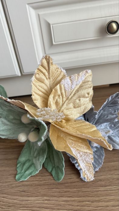 новорічний декор, квіти декоративні, квіти на ялинку