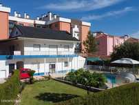 Moradia T6 com piscina e logradouro com 2744 m2, junto da urbanizaç...