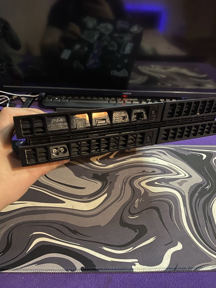 Продам приставку ps 4 в комплекті з джойстиками ти дисками