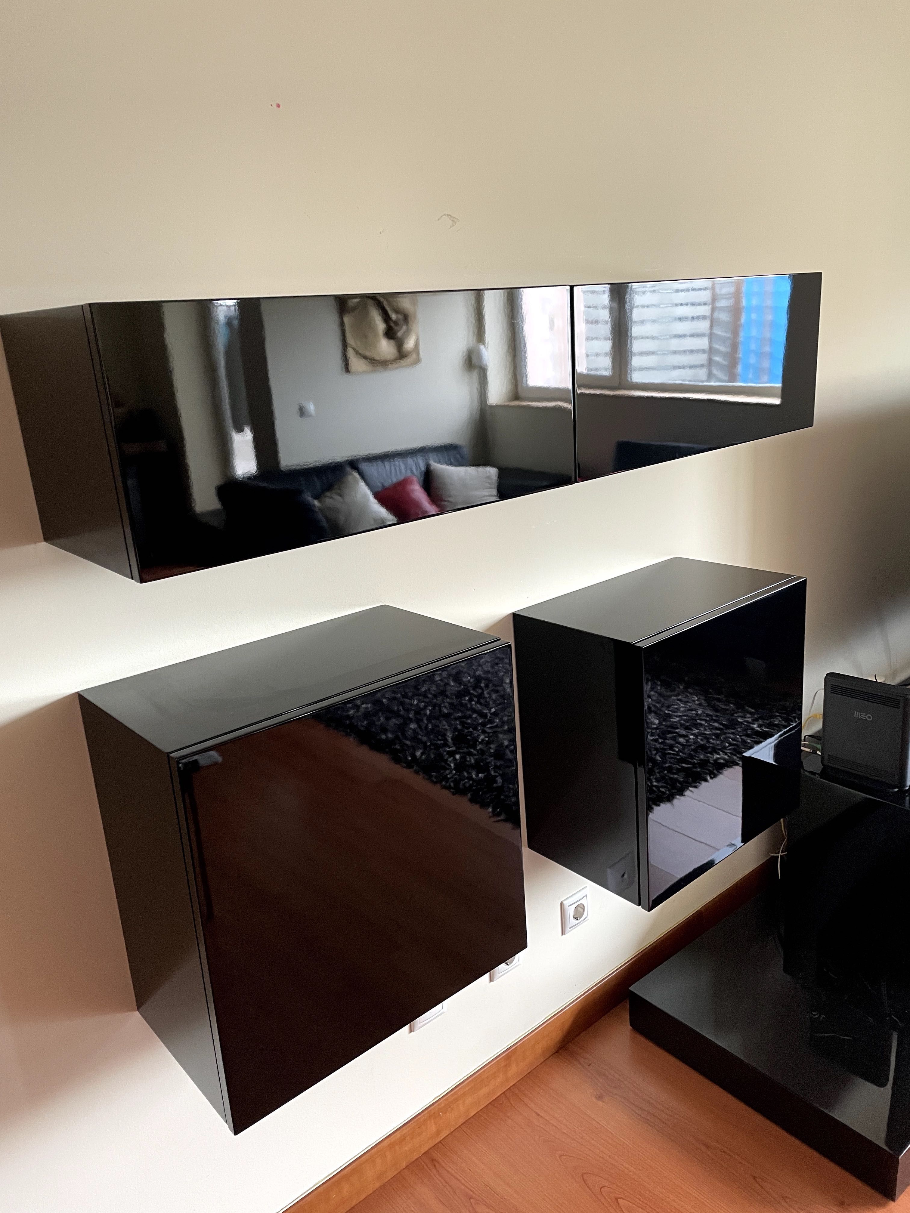 Móvel de sala, em preto, e em bom estado!