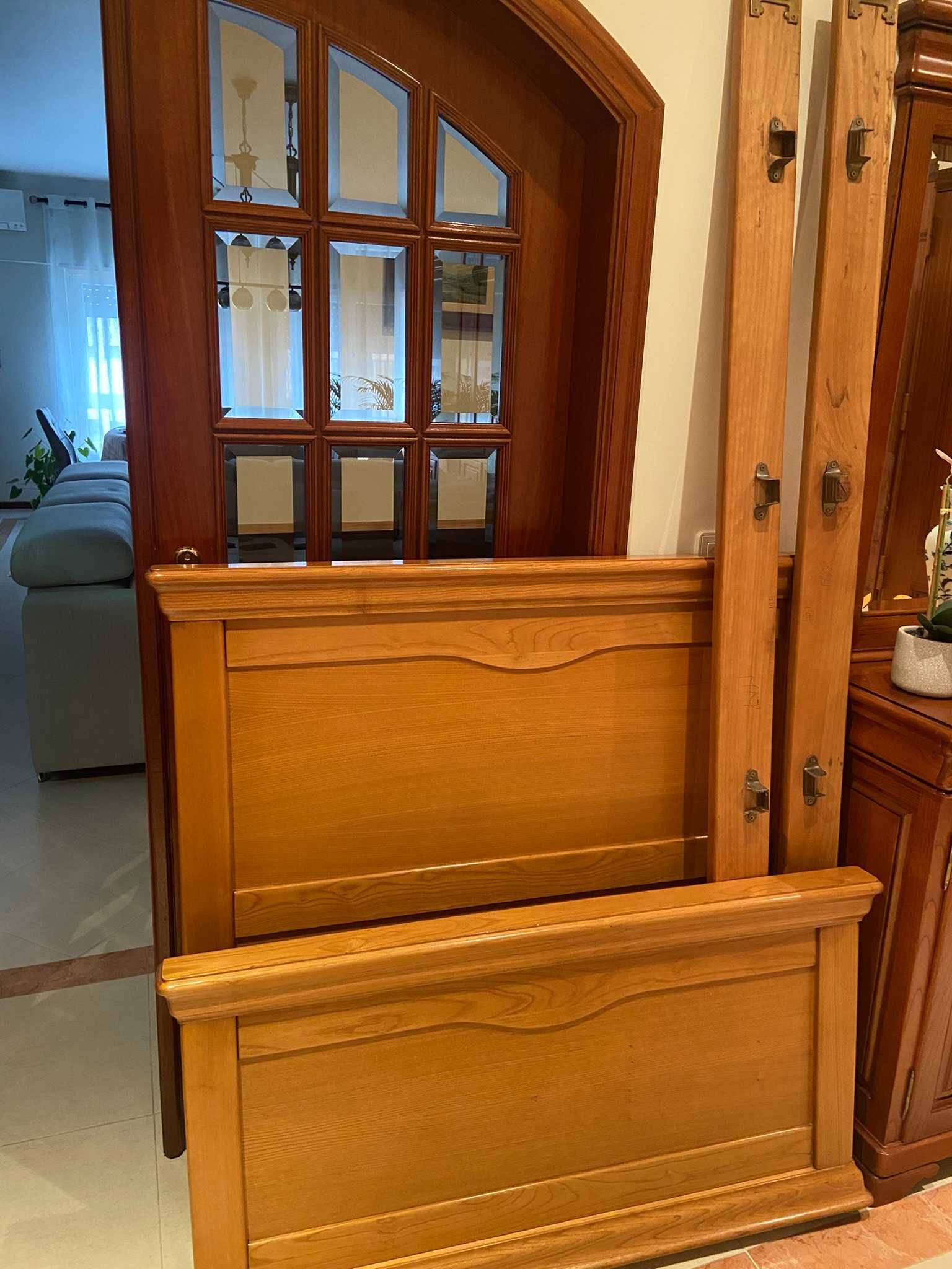 Cama de solteiro de madeira maciça + mesa cabeceira