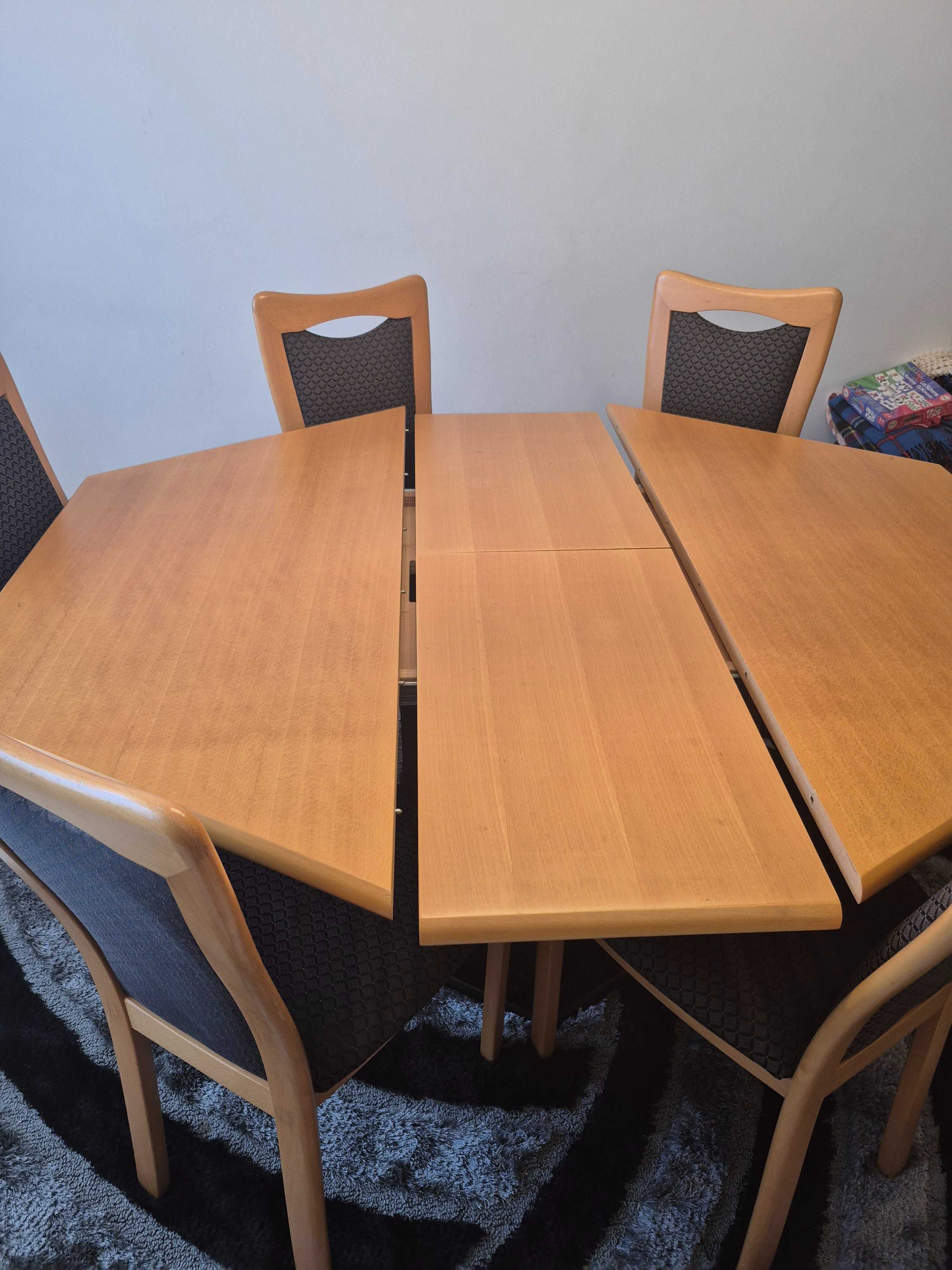 Mesa de sala de jantar extensível com 6 cadeiras - 250€.