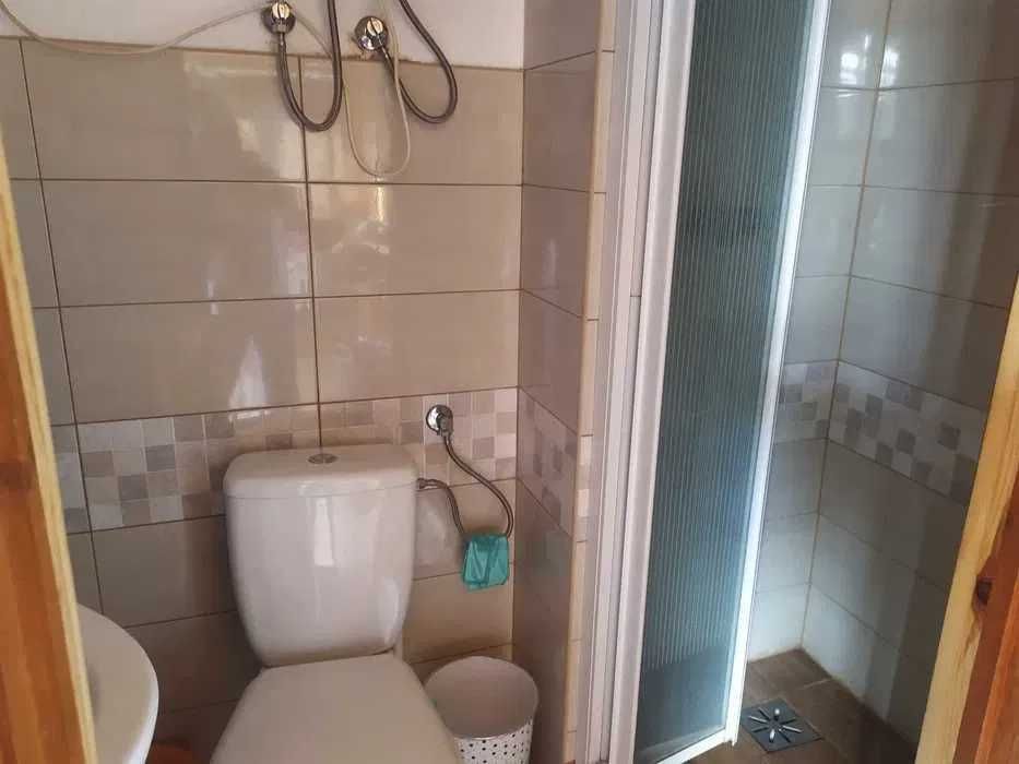 Domek nad jeziorem z działką, linią brzegową i pomostem