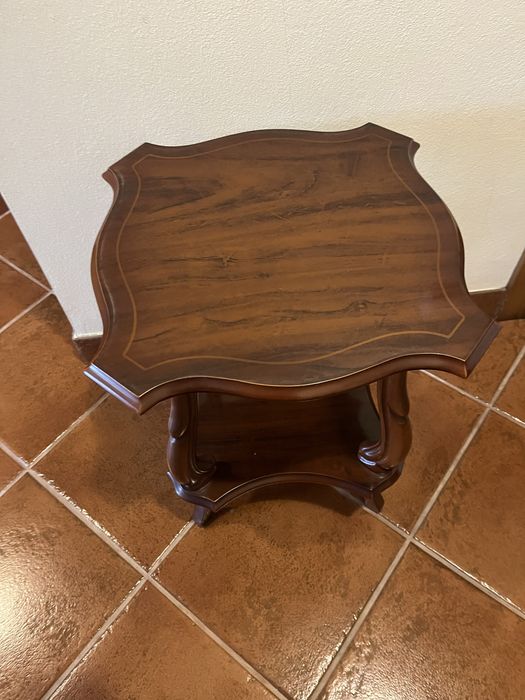 Mesa de apoio de madeira nobre.