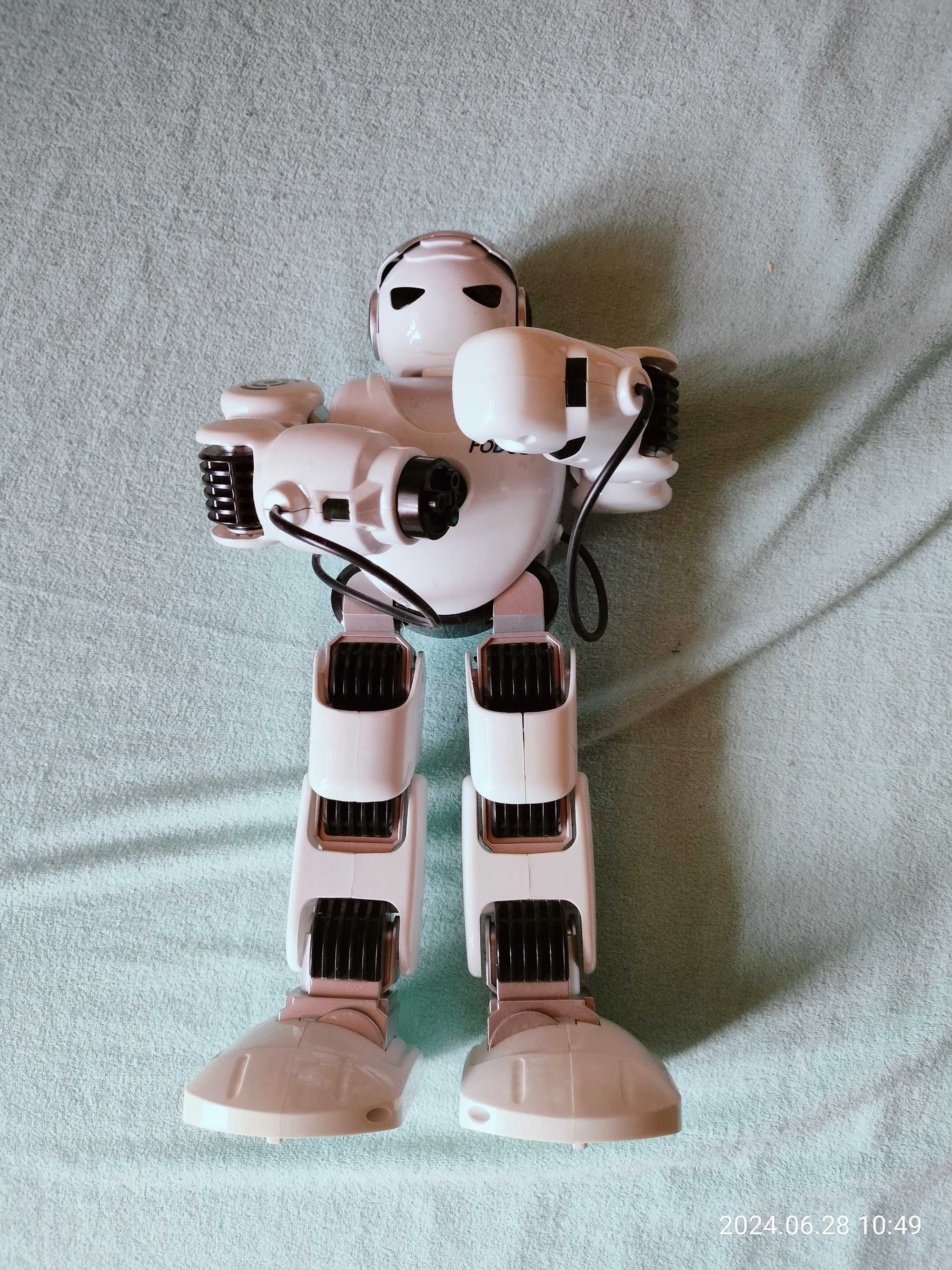 Interaktywny robot Fobos na pilota