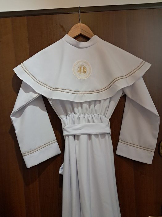 Alba komunijna plus dodatki dla wysokiej dziewczynki