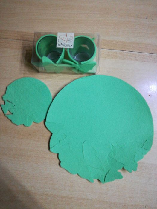 Podkładki  pod talerzyk i pod filiżankę z kompletem na świeczki.