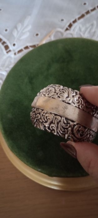 Piękna srebrna bransoleta mankietowa z wytłaczanym wzorem