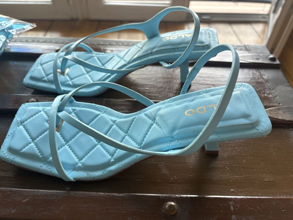 Sandalias novas e encharpe
