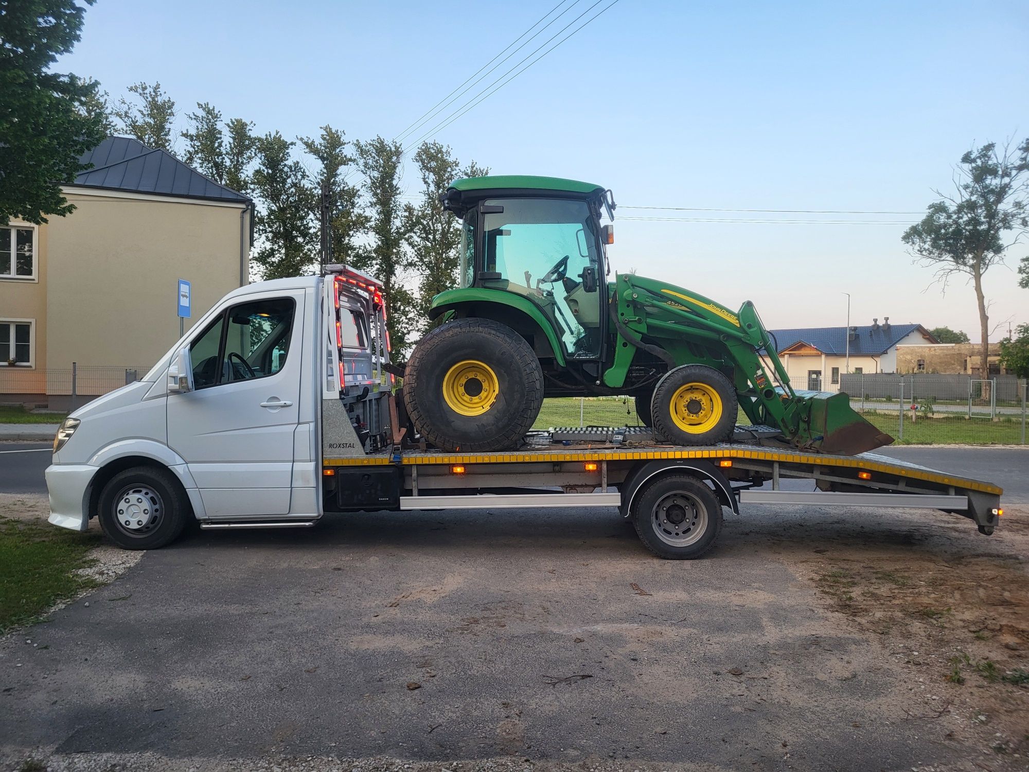 Transport maszyn , pomoc drogowa , auto holowanie , autolaweta .
