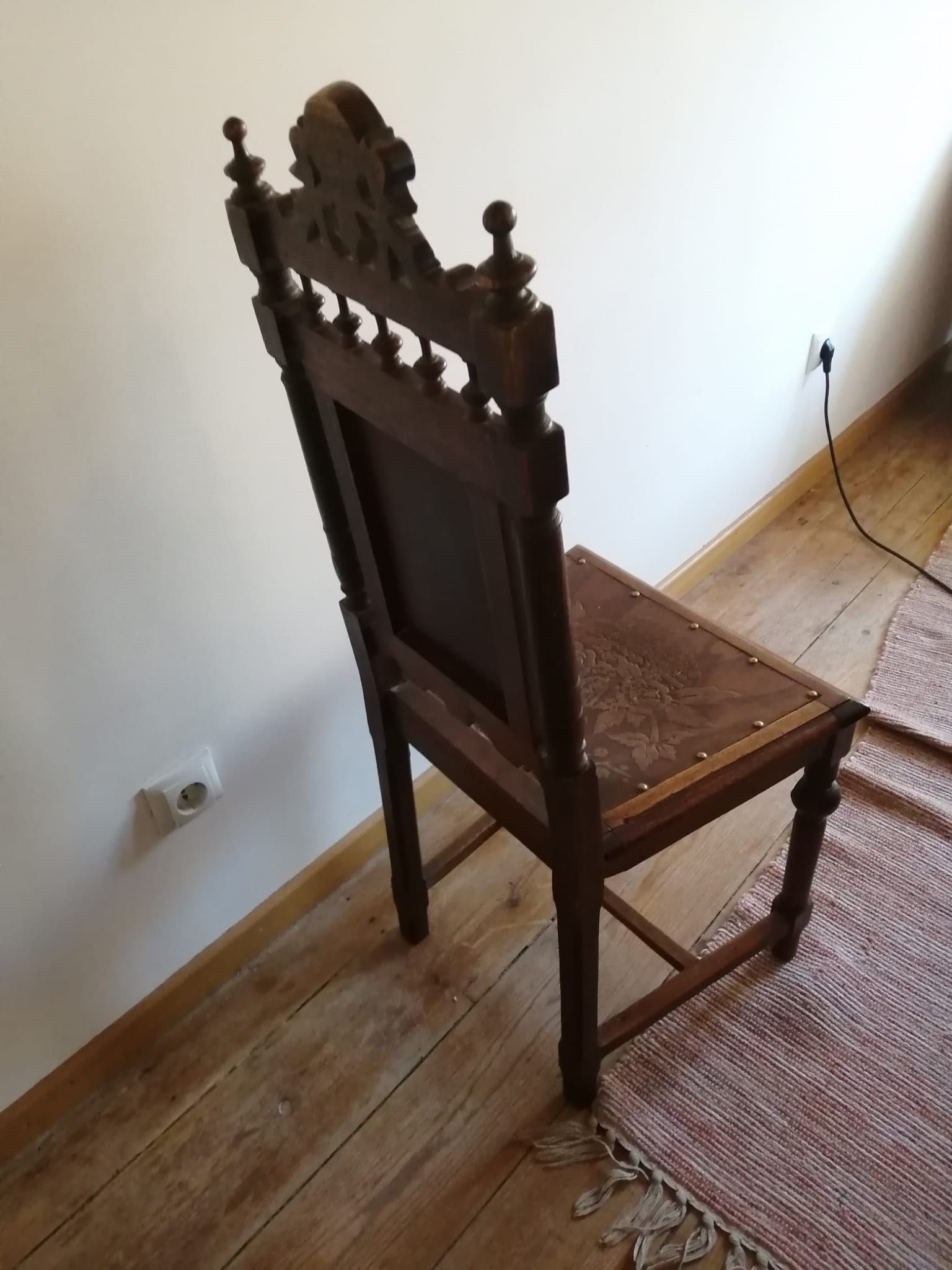 Cadeira de sala de jantar antiga