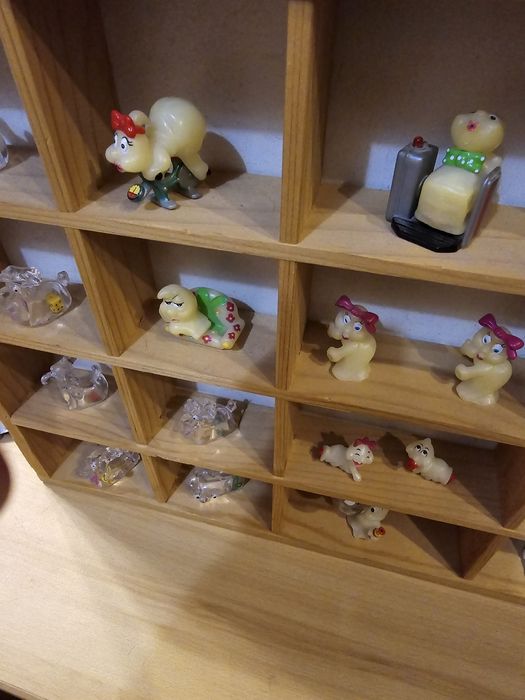 Półka z Kinder niespodziankami 2 szt duszki, robaczki, smoki