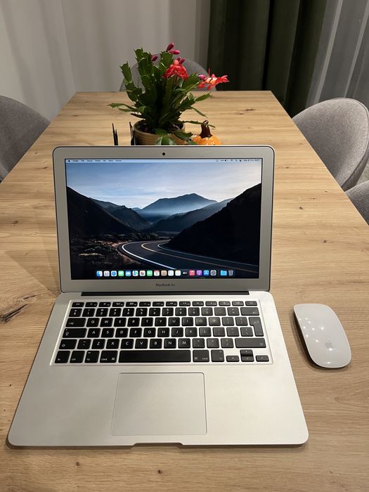 Macbook Air 2017 A1644 + Magic Mouse