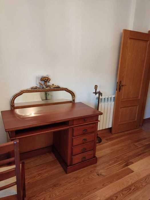 Secretária em madeira maciça com 5 gavetas e cadeira