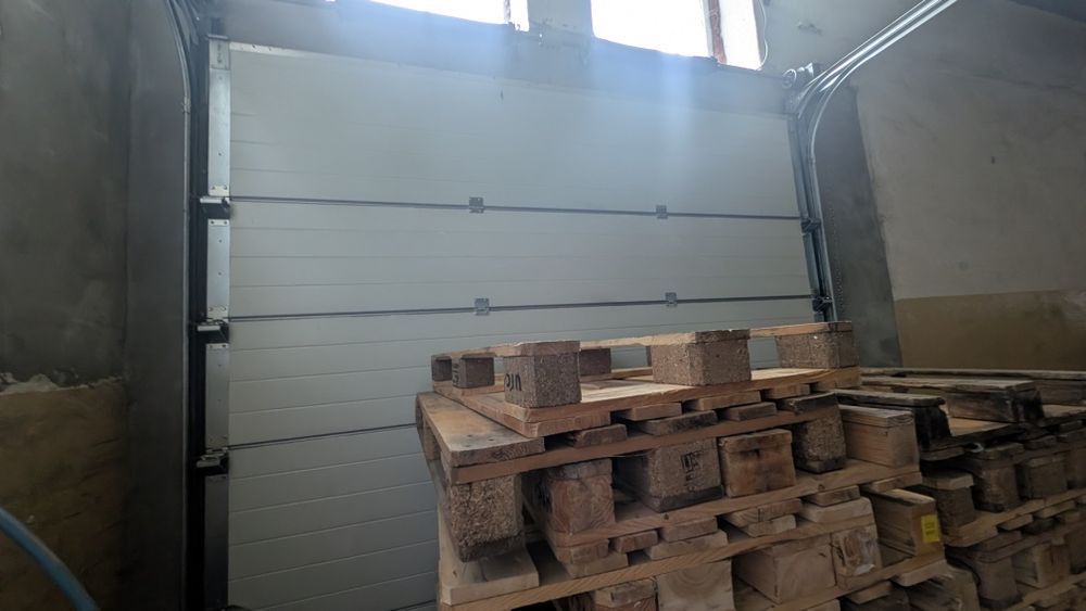 Hala magazynowa 380m2 B+ po modernizacji – ogrzewanie, LED, suwnica