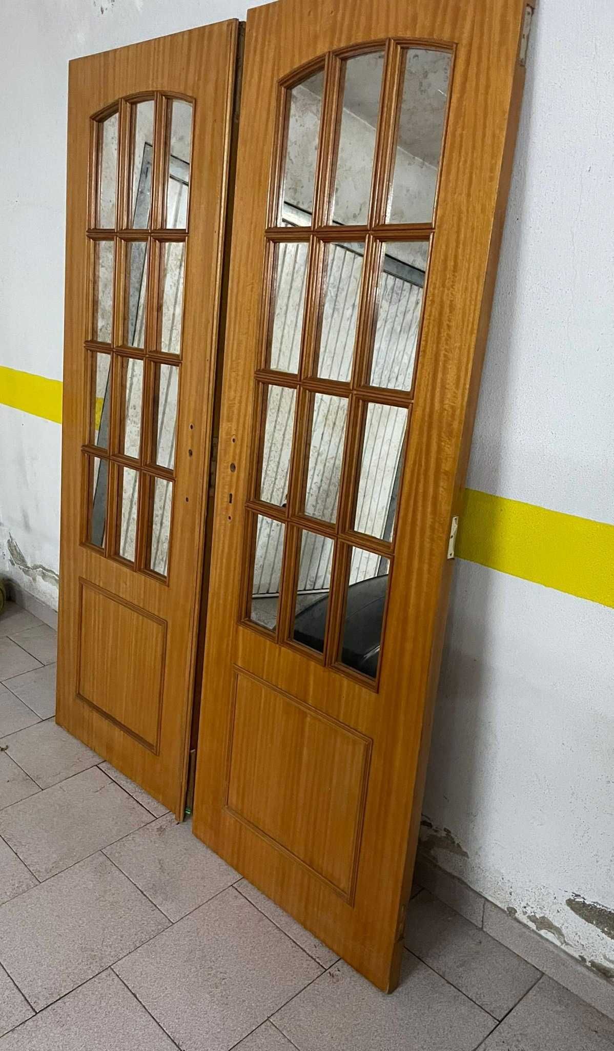 Portas duplas cor mel, com vidros espelhados