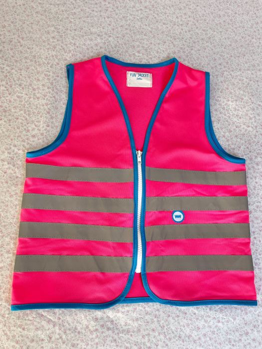 Conjunto capacete + colete refletor + proteções de criança