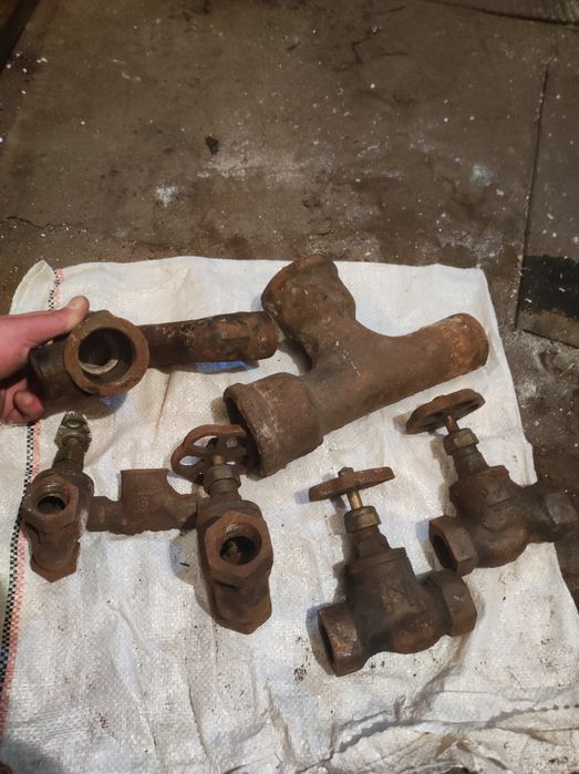 Краны, вентиля ,тройники , чугунные. СССР.