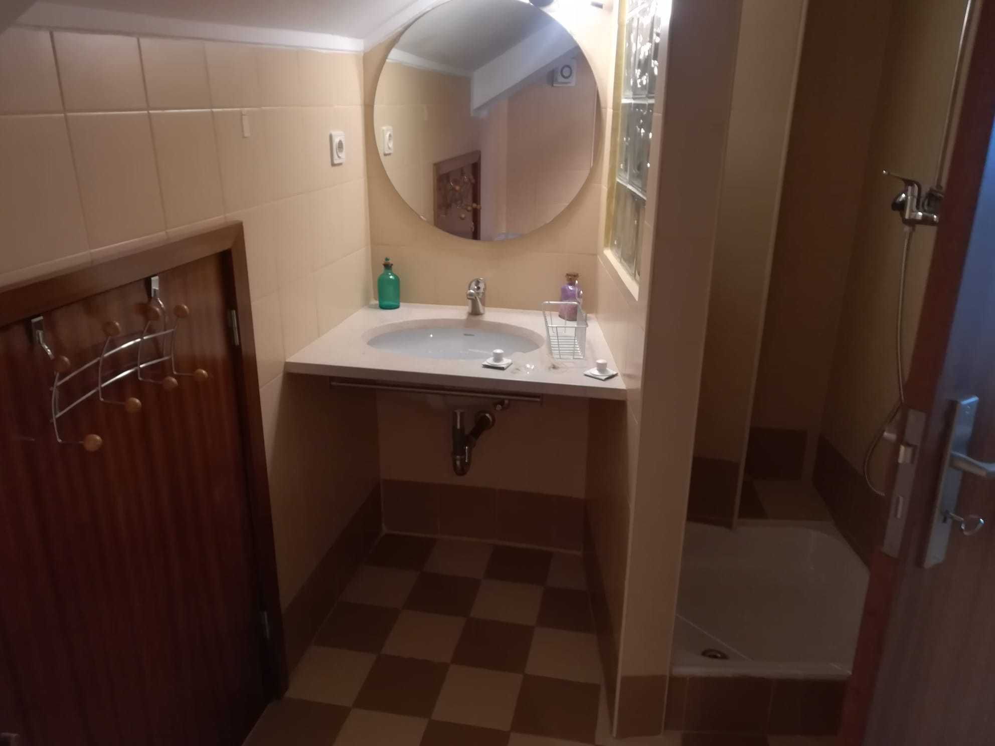 QUARTO a MENINA Estudante Universitária (Paranhos)