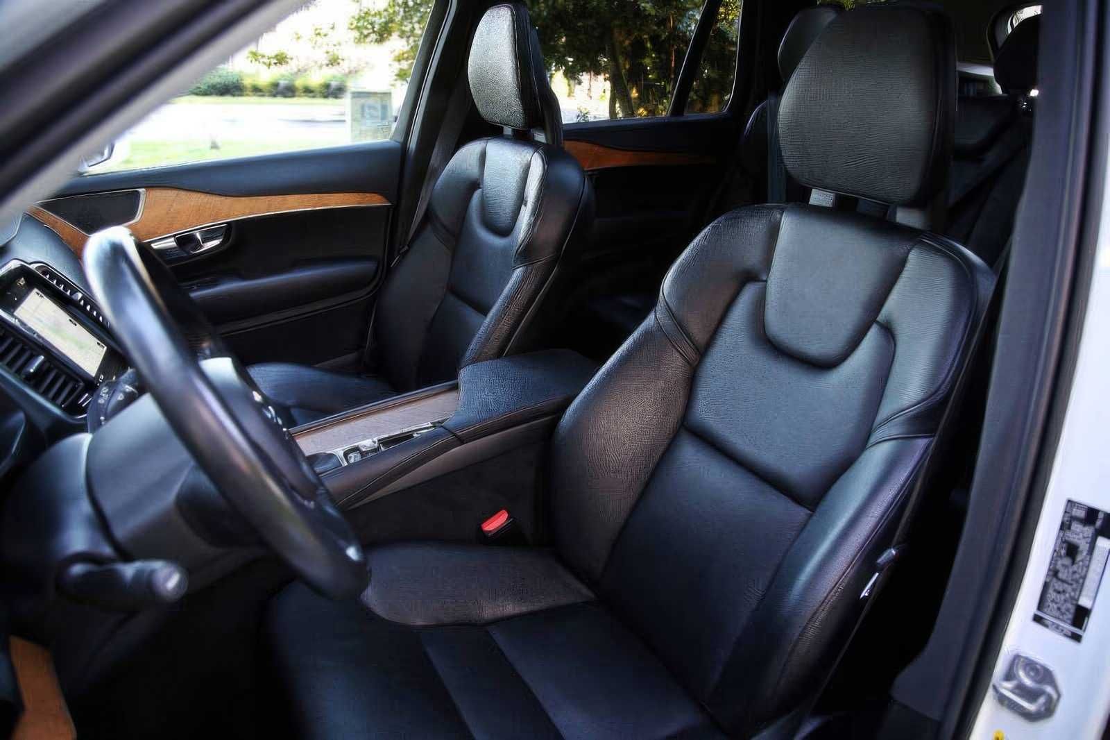 2021 Volvo XC90 T6 Momentum 7-Passenger