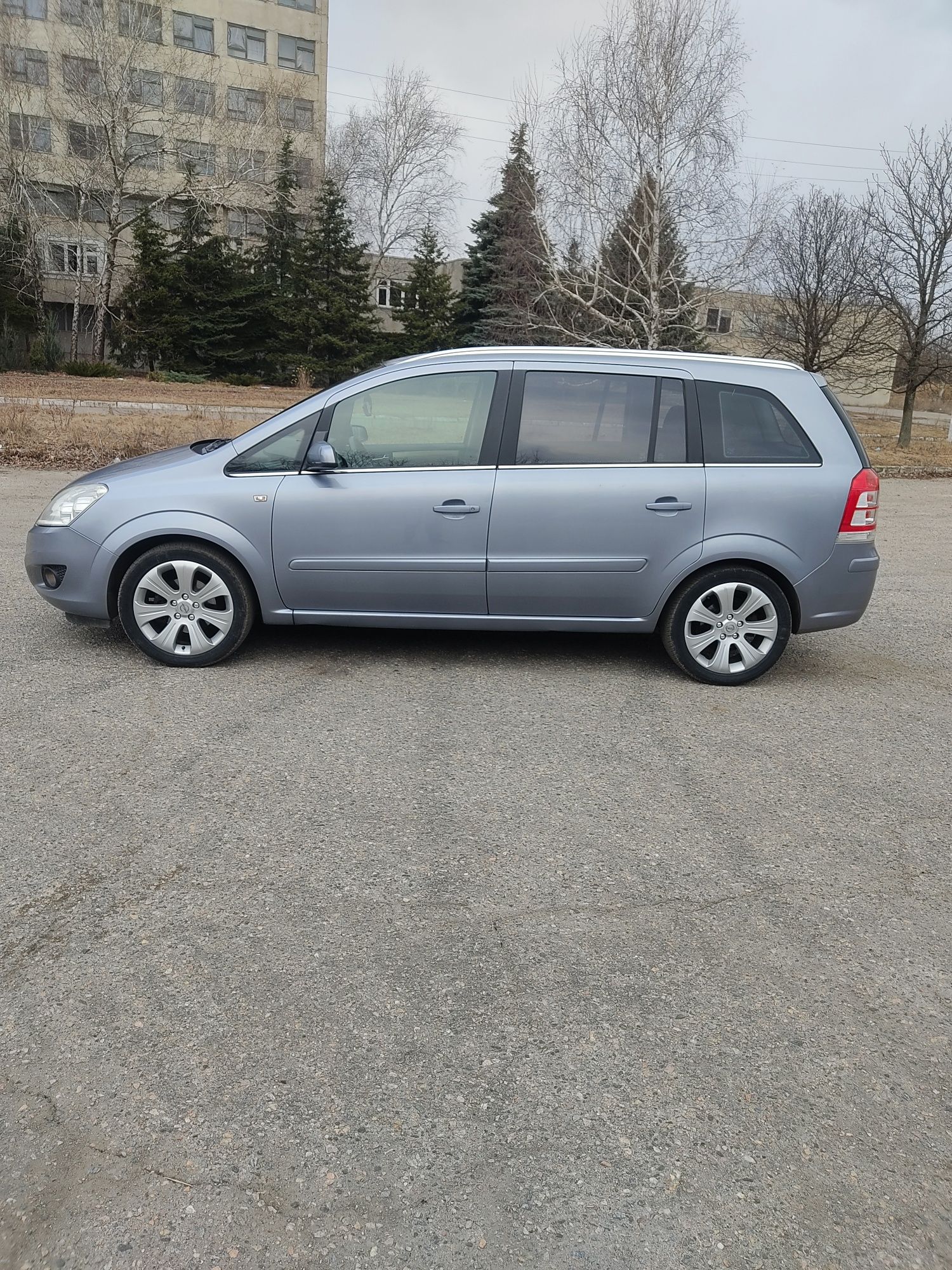 Opel Zafira B 2008г 1.6