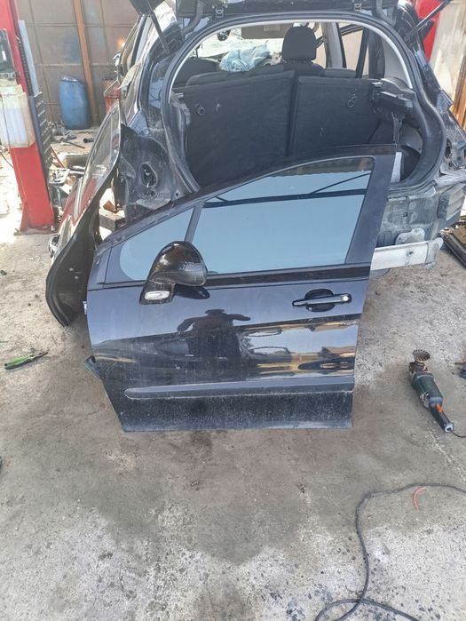 Двері перед ліві Peugeot 308 хетчбек чорний колір