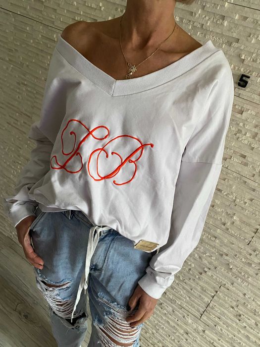 Lola Bianka bluza na jedno ramię oversize logo blaszka Uni