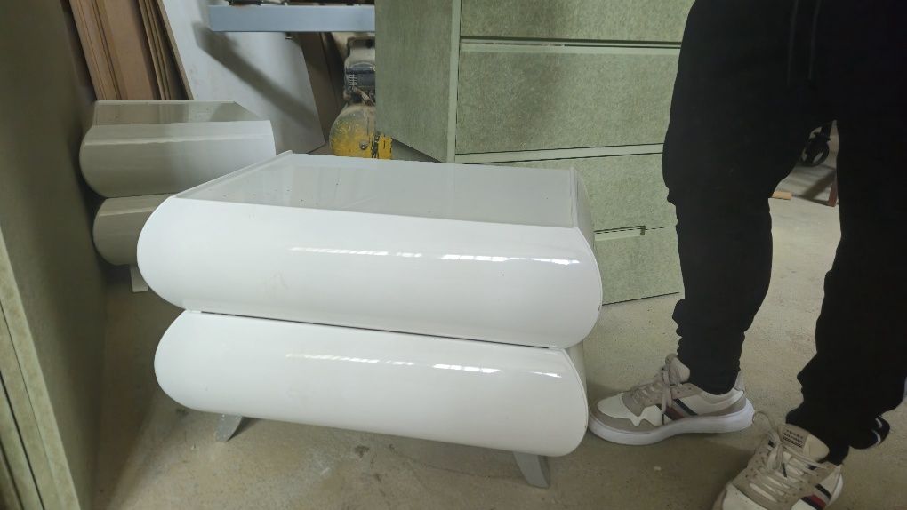 Mesa de cabeceira com tampo de vidro