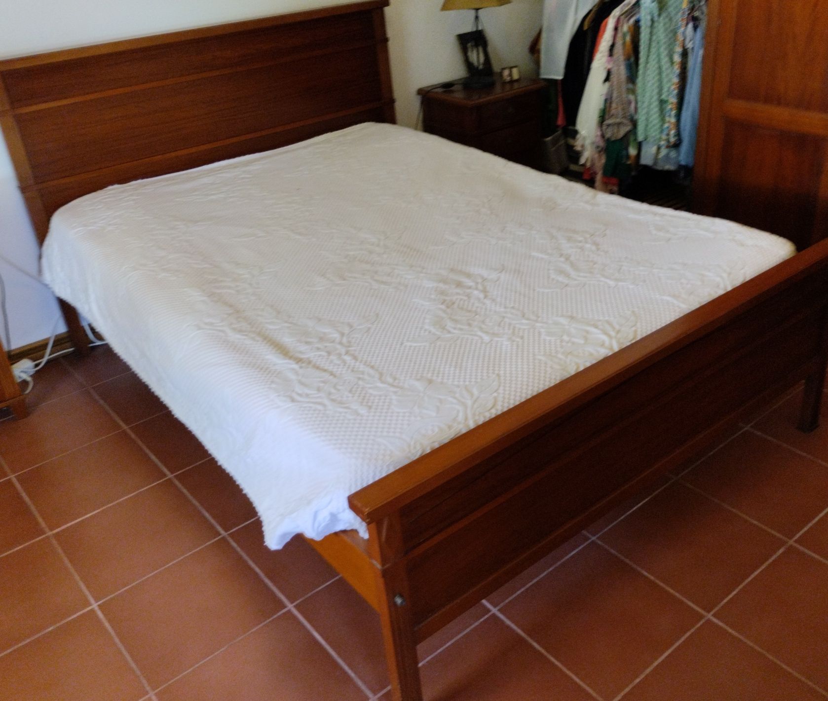 Cama em madeira de cerejeira
