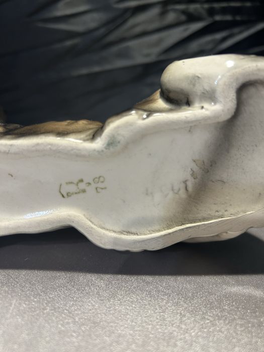 Porcelanowa figurka psa – sygnowana – dekoracyjna i kolekcjonerska